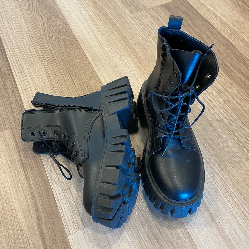 Combat style boots